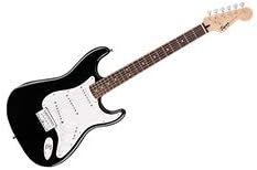 Imagem da guitarra Bullet Stratocaster HT inteira, ângulo levemente disposto, corpo preto, escudo branco, braço de madeira clara, fundo branco desfocado.