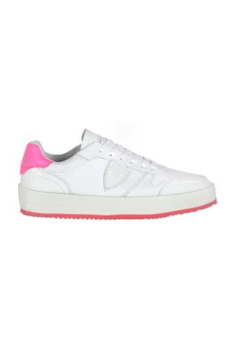 Sneaker Philippe Model modello Nice realizzata in pelle bianca. Talloncino fucsia fluo. Traforature sulla punta Soletta interna in poliuretano espanso con rivestimento in pelle Fodera in cotone spugnato Suola in pelle artigianale fasciata a mano. Made in Italy