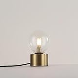 La lámpara de mesa 'BASS' destaca por su diseño contemporáneo y minimalista, realzado por una base cilíndrica dorada y una esfera de cristal transparente. Es ideal como luz complementaria en dormitorios, oficinas, salas de estar o recibidores, integrándose perfectamente en decoraciones modernas y funcionales. **Admite bombilla LED G9 - NO incluida**