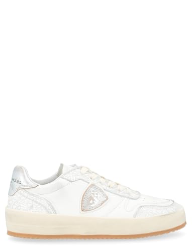 Sneaker da donna Philippe Model modello Nice realizzata in pelle cracklé bianca con inserti in pelle laminata color argento. Il design è ispirato ai modello di scarpe vintage da basket. Traforature sulla punta Soletta interna in poliuretano espanso con rivestimento in pelle Scudetto laterale Fodera in cotone spugnato Suola con fasciatura zigrinata e battistrada personalizzato Altezza suola: 4 cm