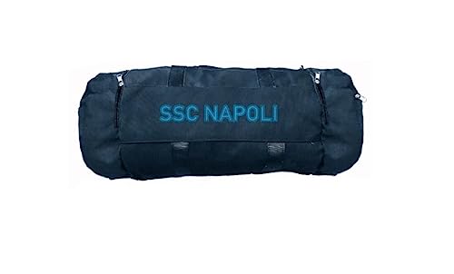 Il materiale in nylon è resistente e leggero, la dimensione è di 57x28cm, e lo stemma della squadra è impresso sulla parte laterale, rendendo questo borsone un prodotto unico e originale.