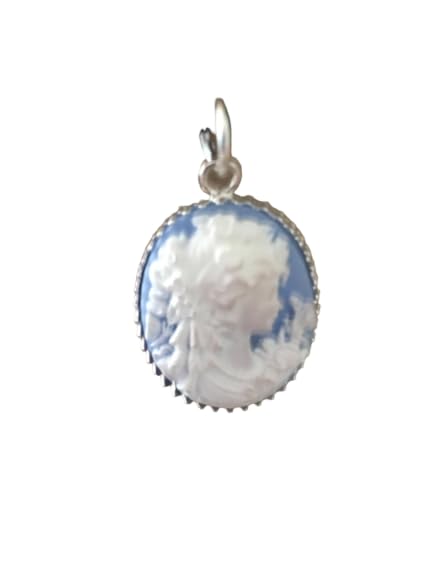 Pendentif camée jeune fille au papillon cadeau idéal anniversaire