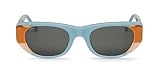Material: Montura de acetato azul claro con detalles en naranja y bisagras metálicas. Protección: Lentes UV400 Cat.3 contra rayos UVA y UVB, ideales para uso diario. Accesorios incluidos: Funda semirrígida, caja exclusiva y paño de microfibra. Comodidad: Diseño ligero con ajuste seguro y confortable. Estilo: Redondeado icónico con contraste bicolor, ideal para looks modernos.