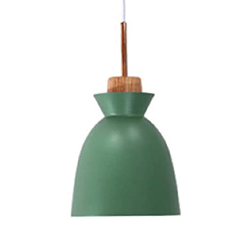 Plafonnier suspendu vintage pour illuminer une table sombre avec style