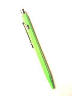 Stylo métal fluo Caran d'Ache vert encre bleue pour signer et noter sans effort