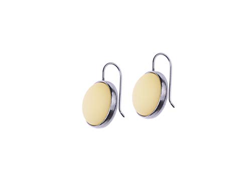 Adi Modeschmuck eleganter Ohrring 'Gila', 15mm Polaris Cabochon in einer dunklen Fassung mit Haken, handgefertigt in Berlin (Beige)