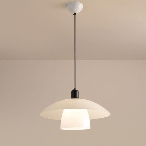 Mini lustre en verre pour remplacer un plafonnier terne et illuminer une salle à manger sombre