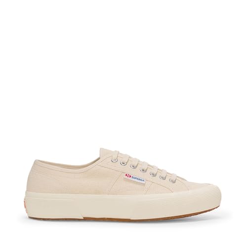 La Superga 2750 OG si ispira all'estetica autentica ed essenziale di un modello heritage che ha scritto la storia del brand e dall'abbigliamento tennis