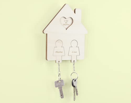 Colgador de Llaves Romántico Personalizado con Nombres en Forma de Casa con Chimenea y Corazón de Madera para Dos Llaveros de Pareja como Regalo Original de San Valentín para el Hogar (Chica-Chica)
