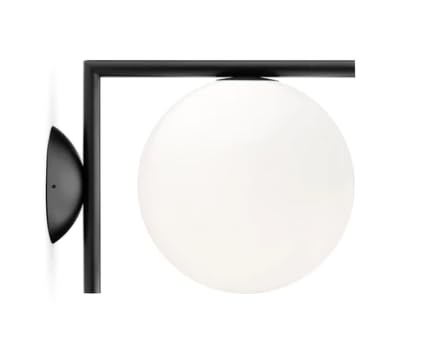 La lampada della collezione IC Lights di Flos è un capolavoro in vetro e metallo, un'armoniosa combinazione di forme rotonde e angoli squadrati