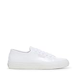 La nuova Superga 2750 è dedicata a chi ama sfoggiare uno stile classico con un twist ironico che cattura gli sguardi