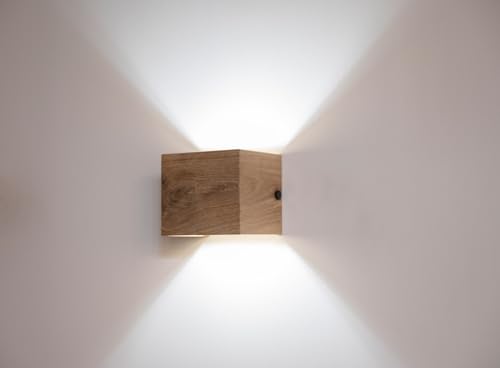 Aplique de pared texturizado de roble que proyecta luz ambiental cálida