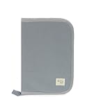 Carpeta portadocumentos de tamaño estándar con capacidad para muchos documentos. Un accesorio imprescindible para llevar siempre contigo el historial médico, datos o fotografías de la vida de tu bebé.