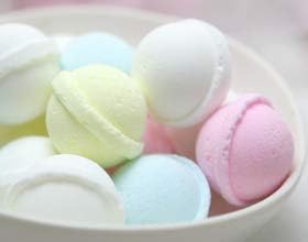 Amazon ハッピーカラフル鈴ラムネ スティックタイプ 嘉楽本舗 あめ キャンディ 通販