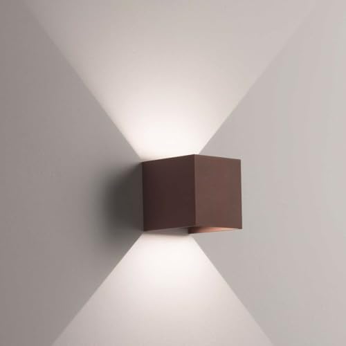 Design Moderno: applique a cubo realizzata in robusto alluminio pressofuso, con finitura marrone corten molto apprezzata per l’arredo esterno grazie al suo stile elegante, naturale e perfettamente integrabile con facciate, terrazzi e porticati.