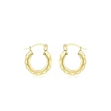 Oro amarillo de 9 quilates elegantemente elaborado con la más alta calidad para lograr un tono cálido y clásico.