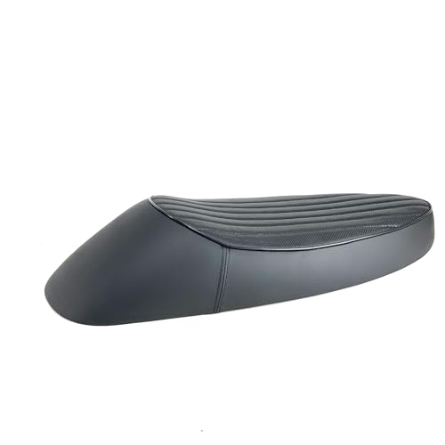 Il fondo sella in abs, materiale resistente ma molto leggero, è stato forgiato sulla carena per diventare una forma unica con la vostra Vespa. Doppia imbottitura in poliuretano espanso con seduta studiata ergonomicamente. Rivestimento in simil pelle con cuciture verticali e logo Nisa impresso a caldo nella parte posteriore. Stile ed eleganza.