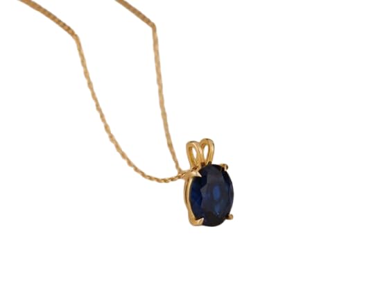 Collier saphir bleu ovale argent doré pour un anniversaire