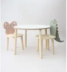 Mesa com cadeiras borboleta e dinossauro