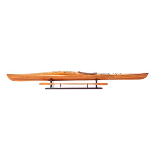 Modelo de kayak artesanal antiguo y moderno