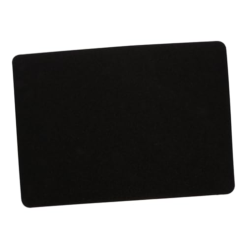 Carcasa para portátil negra en la mochila de camino a la oficina