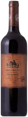Garrafa de vinho Sierra Batuco Carmenere 750ml em fundo branco
