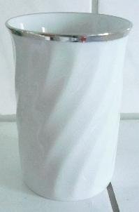 Diwi Aktuell Annemarie Wiegand Zahnputzbecher aus Porzellan Form gerillt Dekor weiß mit platinstaffage Cover