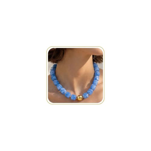 Collier de perles bleues plastron avec perles carrées en résine marbrée