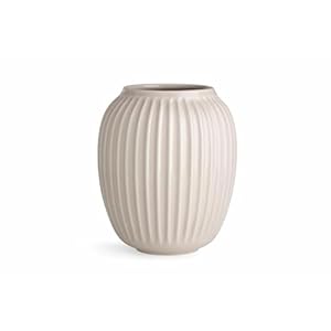 Kähler Hammershoi Vase aus Porzellan mit Rillen, Moderne Vase, rund, bauchige, skandinavisches Design Vase für Blumen, Rosa, 21cm