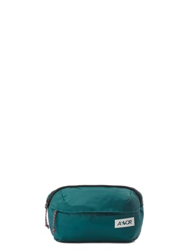 AEVOR Hip Bag Ease Bauchtasche Ripstop Evergreen Einheitsgröße 100% Recyceltes Polyester 1500mm Wassersäule Reißverschluss 24-109cm Riemen 22x5x14cm Handwäsche 90g