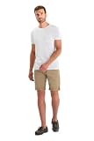 Bermuda beige à la toile très stretch, pour un confort extrême.