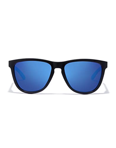 Vista frontal de las gafas de sol HAWKERS con lentes azul celeste y montura negra mate