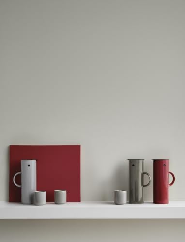 Stelton EM77 Isolierkanne 1 L – Thermoskanne mit Glaseinsatz, Kippverschluss & Schraubdeckel – Cherry Red – Ansicht 4