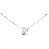 HECHO ESPECIALMENTE PARA TI: Elige la letra del abecedario que corresponda con tu nombre, dándole un toque más personal a tu atuendo y accesorios.