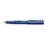 Incluye: 1 pluma estilográfica LAMY safari 014 de color azul con grosor de plumín EF. Incluye 1 cartucho de tinta grande T 10 en azul. Compatible con el convertidor Z28 para un uso duradero.