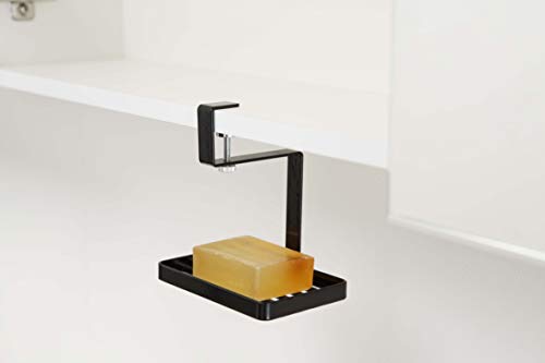 宙に浮かせる秘密は、万力のようなコの字状にあります。ネジでしっかりと戸棚に固定できて、設置や取り外しも簡単です。