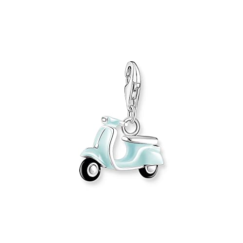 L'uso di smalto freddo turchese e zirconi bianchi mette in risalto lo scooter e gli conferisce un aspetto vivace
