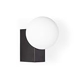 Design élégant et intemporel: L’applique murale SIDERAL associe une boule en verre opalin blanc à une base en aluminium, offrant un style minimaliste qui s’intègre parfaitement aux intérieurs modernes, rétro ou classiques.