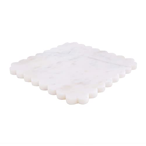 Planche de service en marbre blanc festonnée : élégance cannelée pour vos tables de fête