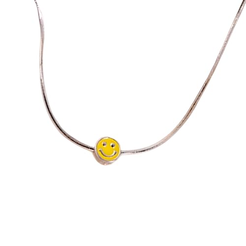 Cadena de clavcula con caras punk para tus vacaciones de playa y looks de verano preppy