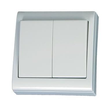 Doble conmutador de superficie blanco, 2 vías, instalación fácil, permite controlar luces desde dos puntos, ideal para hogares y oficinas.