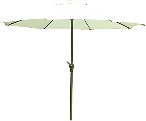 Parasols de jardin ronds contre la chaleur sur la plage familiale