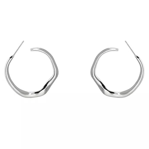 Grandes boucles d'oreilles créoles légères résolvant le manque d'originalité des bijoux