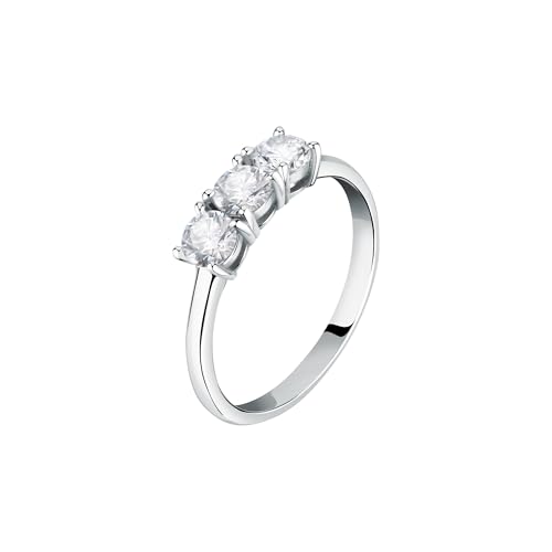 Luminosità e gemme inestimabili si uniscono nella collezione Tesori. Le linee pulite ed eleganti mettono in risalto i materiali pregiati. L'argento 925 e gli zirconi sono protagonisti di collane e bracciali tennis, collane con ciondoli, anelli e orecchini, disponibili anche con finitura dorata.