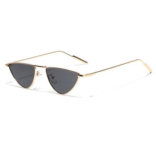 Lunettes œil de chat vintage pour un look estival élégant en terrasse