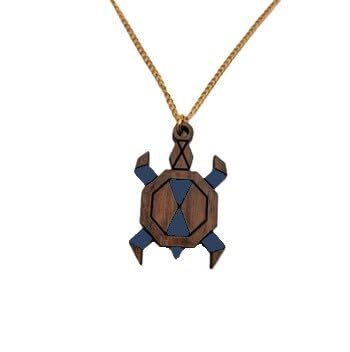 Sastree Colgante Tortuga Original Mujer Azul Edición Limitada Sas365 (Solo 365 Unidades) Madera Sostenible Pintado a Mano para Amantes de Animales Acero Inoxidable Oro
