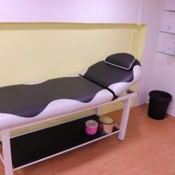 Metal Dynamic Beauty Zone Facial And Massage Bed, For Salon Use, Feature : Portable, Adjustable, Black Metal Dynamic Beauty Zone Facial And Massage Bed, For Salon Use, Feature : Portable, Adjustable, Black