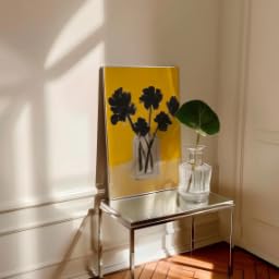 Póster botánico moderno con flores negras en jarrón amarillo para decorar el hogar 4