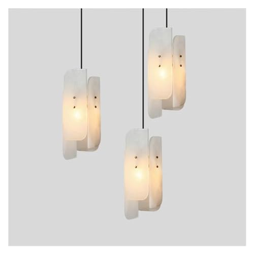 Lustre marbre moderne pour sublimer un escalier sombre et haut