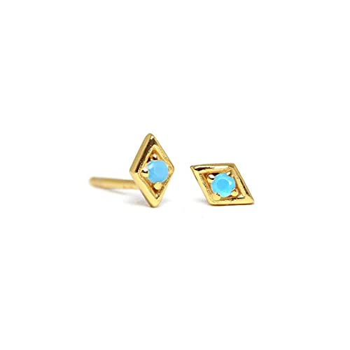 Piercing de couleur et boucles d'oreilles pour rayonner en soirée